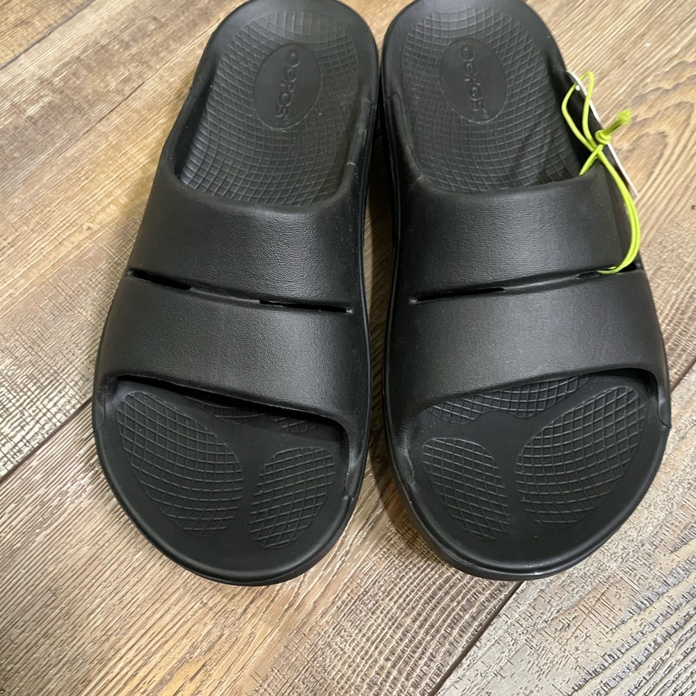 NWT’s Oofos OOahh Black Double-Strap Slide Sandals, Women’s size 8, men’s 6 - Picture 3 of 5